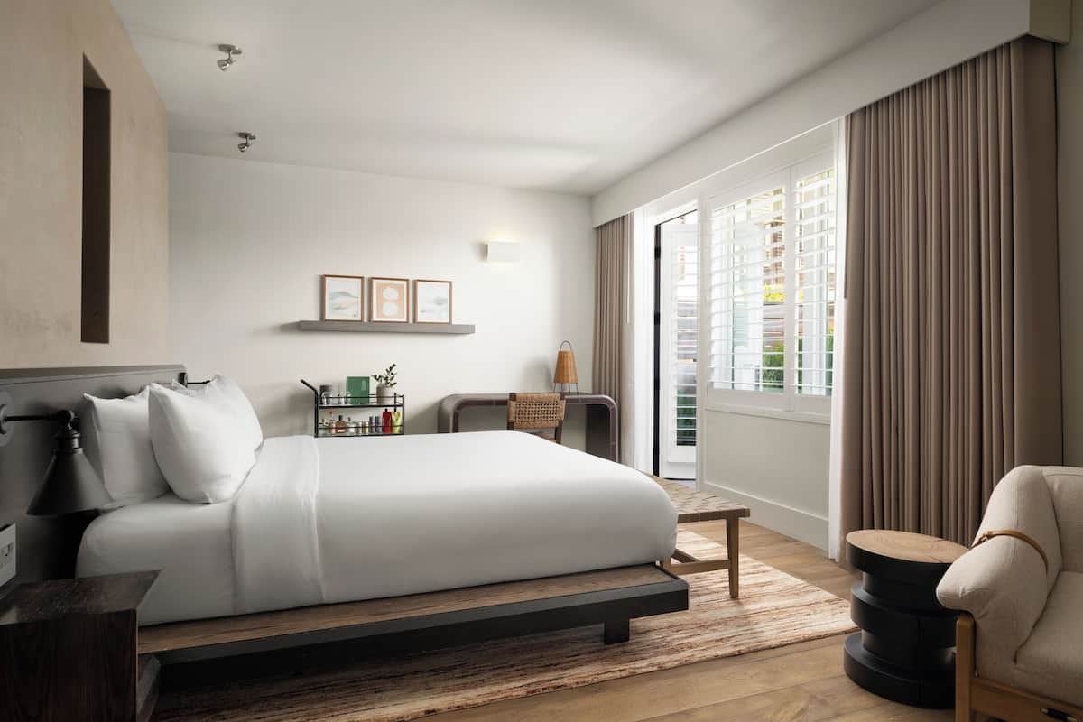 Seprai premium, selimut bulu angsa, bantalan ekstra lembut, dan minibar