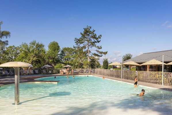 Una piscina al aire libre de temporada (de 09:00 a 18:00), sombrillas