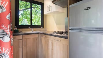 Mobile Home | Private kitchen | Stovetop, coffee/tea maker, highchair, cookware/dishes/utensils