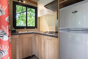 Mobile Home | Cuisine privée | Plaque de cuisson, cafetière/bouilloire, chaise haute