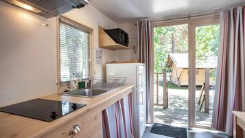 Basic Chalet | Private kitchen | Stovetop, coffee/tea maker, high chair, cookware/dishes/utensils