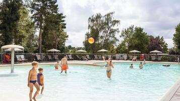 Piscine extérieure (ouverte en saison), parasols de plage