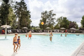 Una piscina al aire libre de temporada (de 09:00 a 18:00), sombrillas
