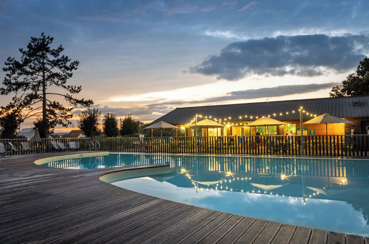 حمّام سباحة خارجي موسمي، مظلات على حمّام السباحة، مقاعد للتشمس