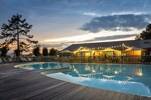 Una piscina al aire libre de temporada (de 09:00 a 18:00), sombrillas