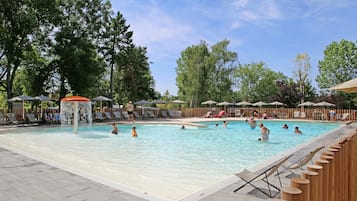 Una piscina al aire libre de temporada