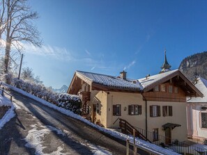 Un bâtiment de style chalet, doté d’un toit en pente, d’une façade en bois et d’une petite tour surmontée d’une flèche.
