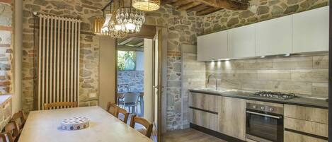 Un four, lave-vaisselle, congélateur