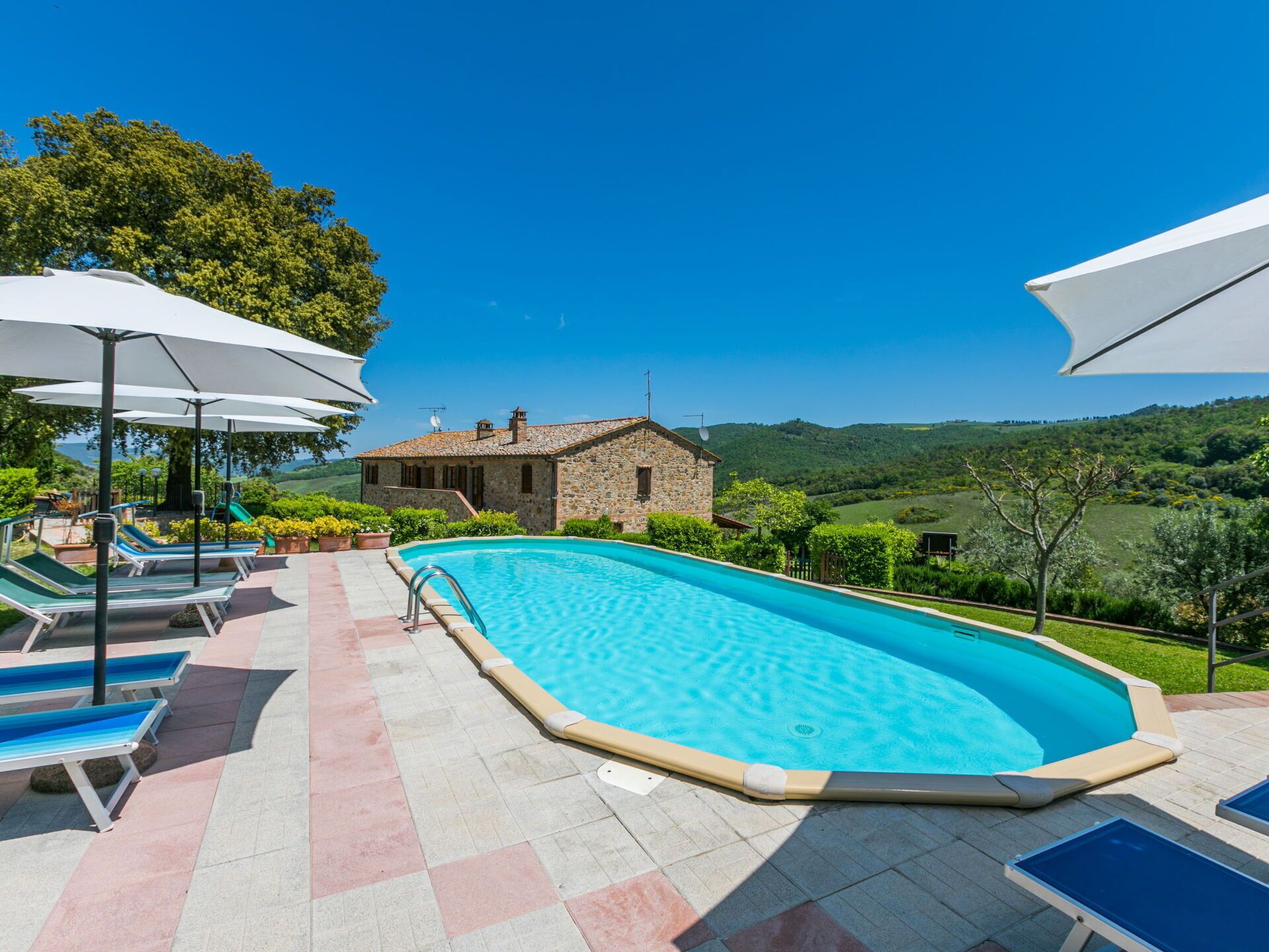 Cosy apartment in villa for 4 people with WIFI, pool, TV, patio, pets allowed and parking
