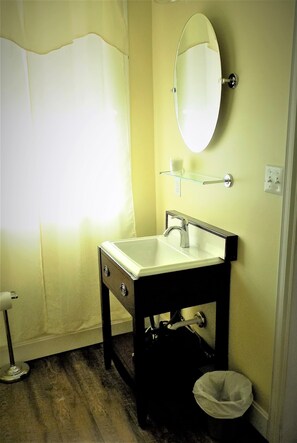 Chuveiro, secador de cabelo, toalhas de banho, sabonete