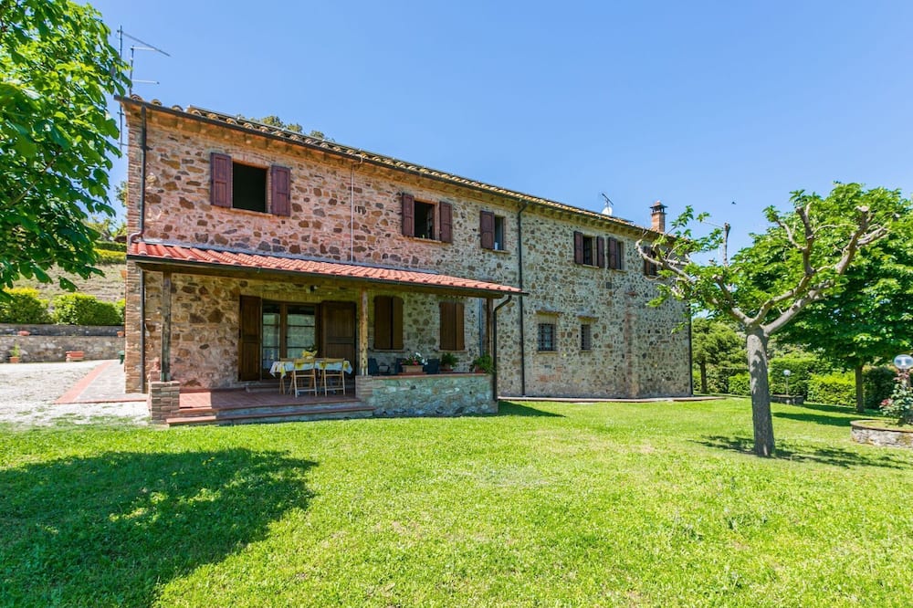 Cosy apartment in villa for 7 people with WIFI, pool, TV, patio and parking