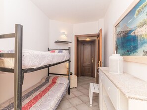 2 bedrooms, travel crib, free WiFi