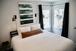 2 bedrooms, desk, iron/ironing board, WiFi