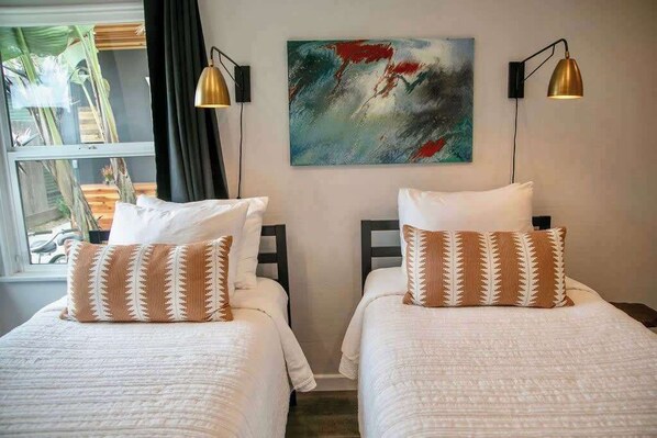 2 bedrooms, desk, iron/ironing board, WiFi