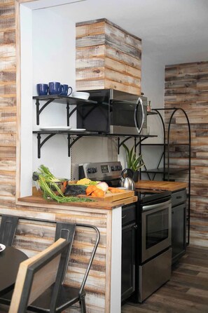 Coffee/tea maker, fridge, microwave, oven