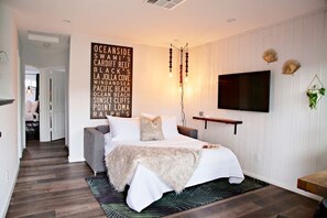 2 bedrooms, desk, iron/ironing board, WiFi