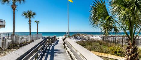 Una playa cerca, sillas reclinables de playa, toallas de playa