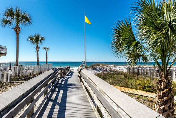 Plage à proximité, chaises longues, serviettes de plage