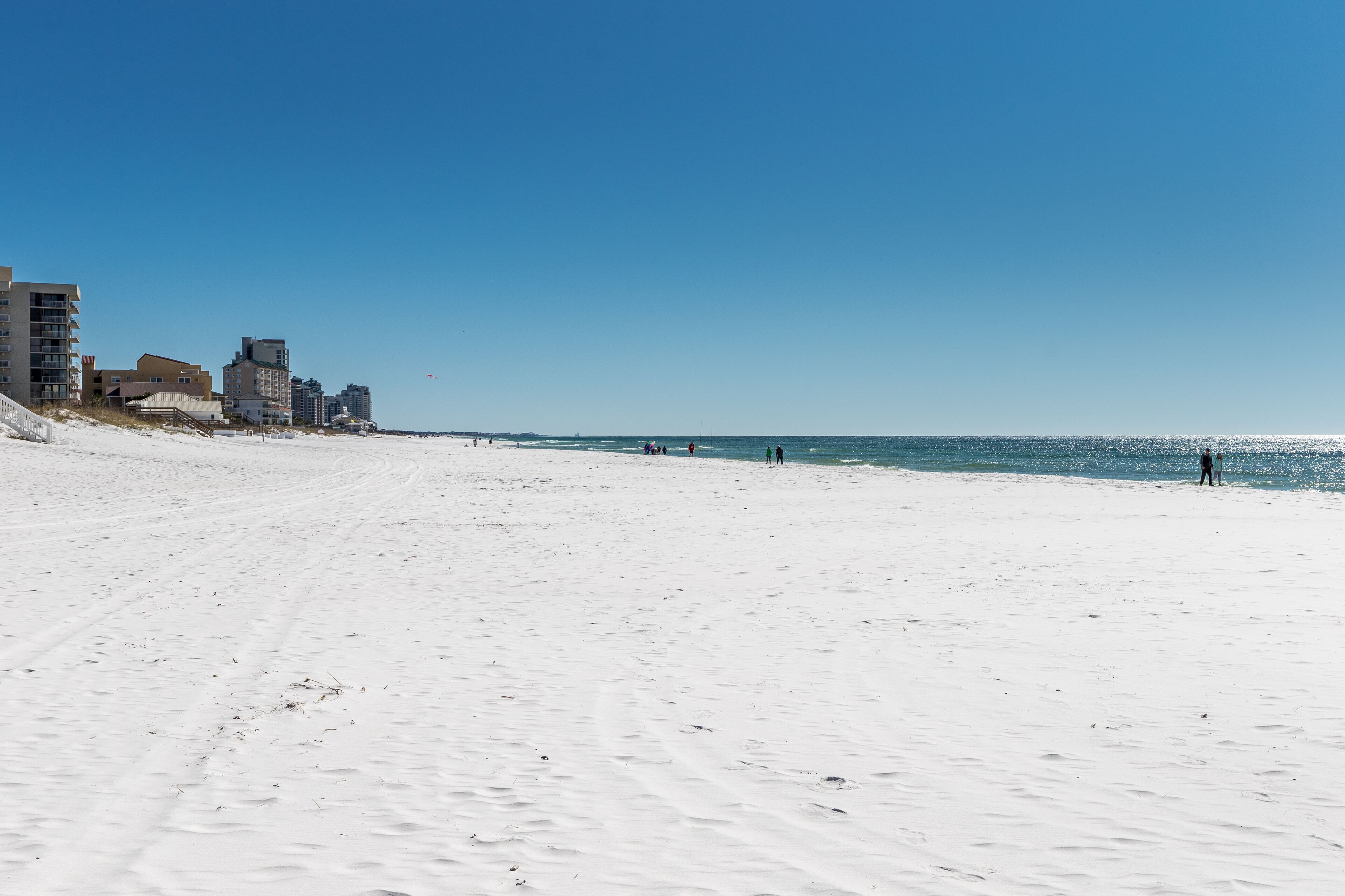 Beach nearby, sun-loungers, beach towels
