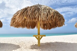 Ubicación cercana a la playa y toallas de playa