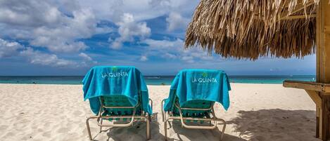 Nära stranden och strandhanddukar