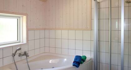 Beautiful apartment in villa for 10 people with hot tub, WIFI, TV, terrace and pets allowed