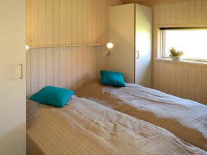 4 bedrooms, travel cot, free WiFi, bed sheets