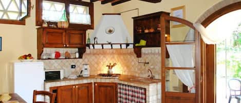 Fridge, oven, cookware/dishes/utensils, dining tables