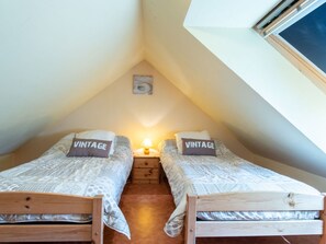 2 bedrooms, travel crib, free WiFi