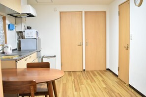 Apartamento família, 3 quartos | Área de estar | TV de tela plana