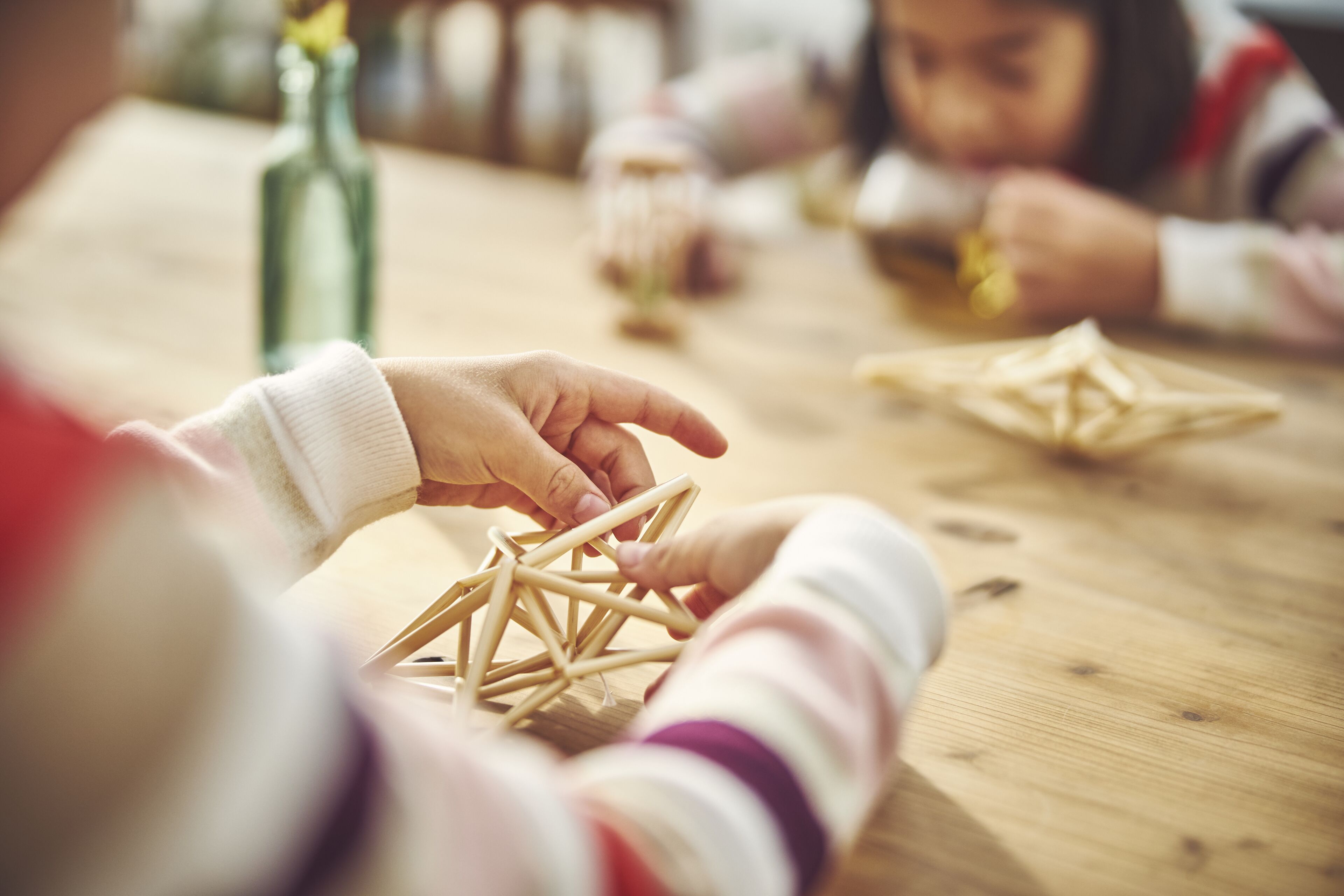 Une table en bois ornée de motifs géométriques, peut-être conçue à des fins pédagogiques.