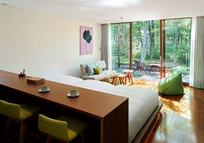 خزنة داخل الغرفة وستائر تعتيم وتجهيزات عازلة للصوت ومكواة/لوح كي