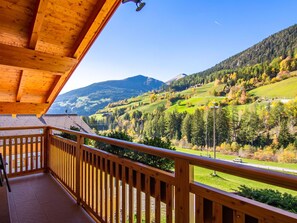A wooden balcony with a view of a mountainous landscape. - Beautiful apartment for 6 guests with WIFI, TV and balcony (Villa-campolasta)