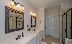 Secadora de cabello, toallas, jabón, papel de baño