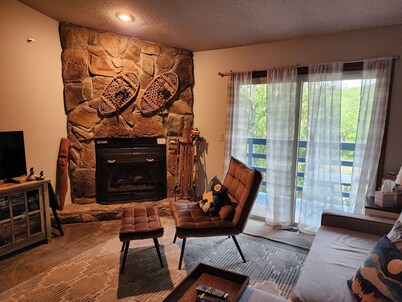 Walk to Dolly Sods, Enjoy Mountain Views + Gas Fireplace & Jacuzzi Tub!