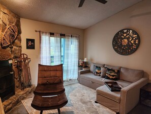 Smart TV, fireplace, DVD player, books - Walk to Dolly Sods, Balcony Mountain Views + Gas Grill & Jacuzzi Tub! 3rd Fl. (Davis)