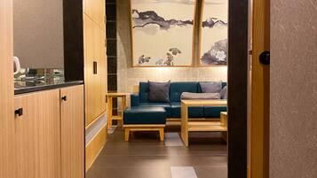 Queen Room, Run of House | Down comforters, soundproofing, free WiFi, bed sheets