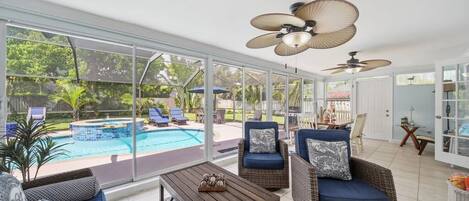 Una piscina al aire libre, una piscina climatizada