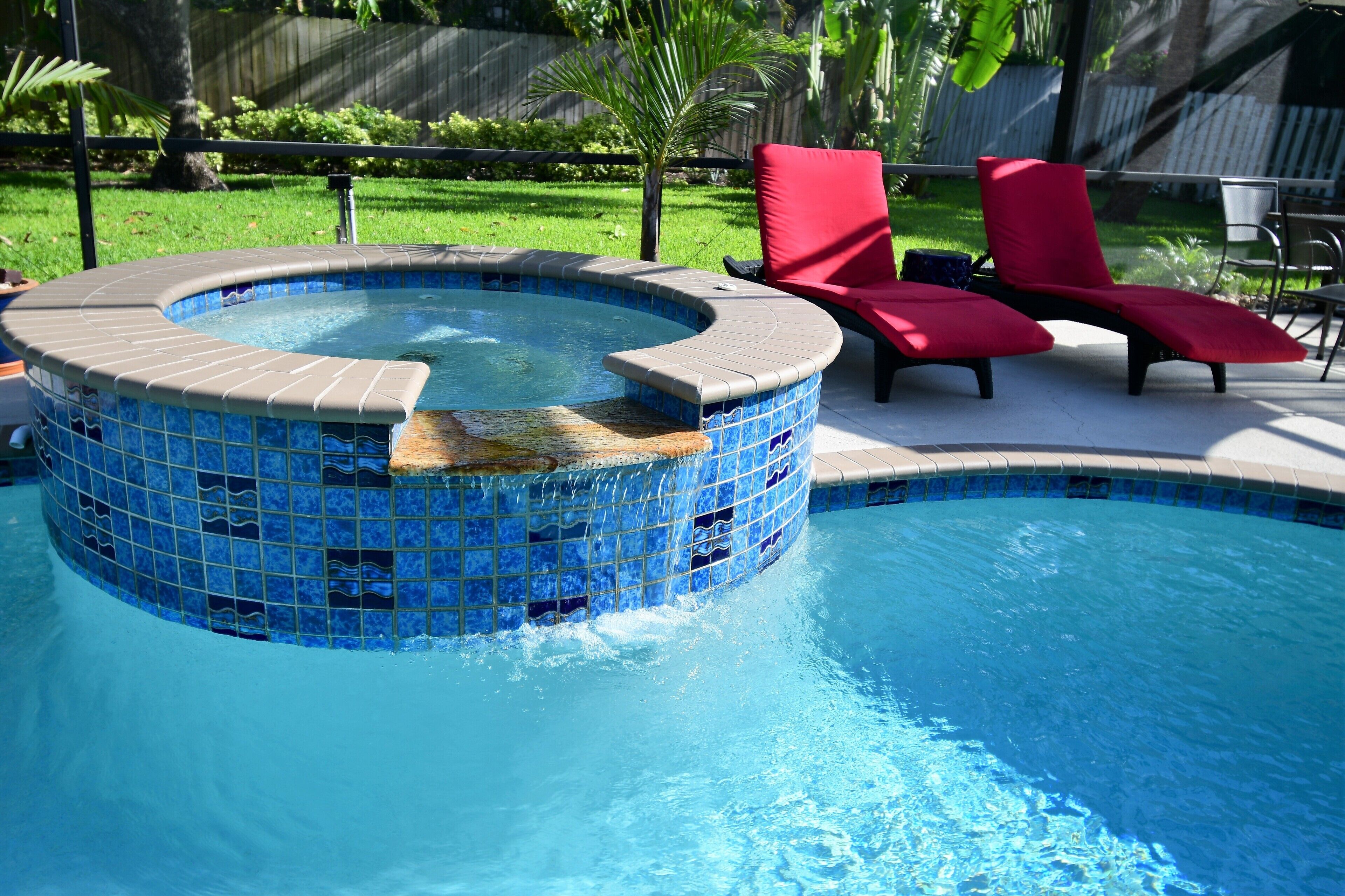 Utendørsbasseng og et oppvarmet basseng