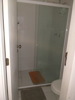 Chuveiro, secador de cabelo, toalhas de banho, sabonete