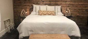 Private King Suite-pool house,hot tub, spa, bfast!