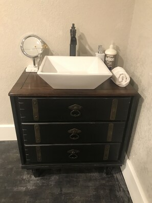 Douche, séchoir à cheveux, serviettes fournies, savon