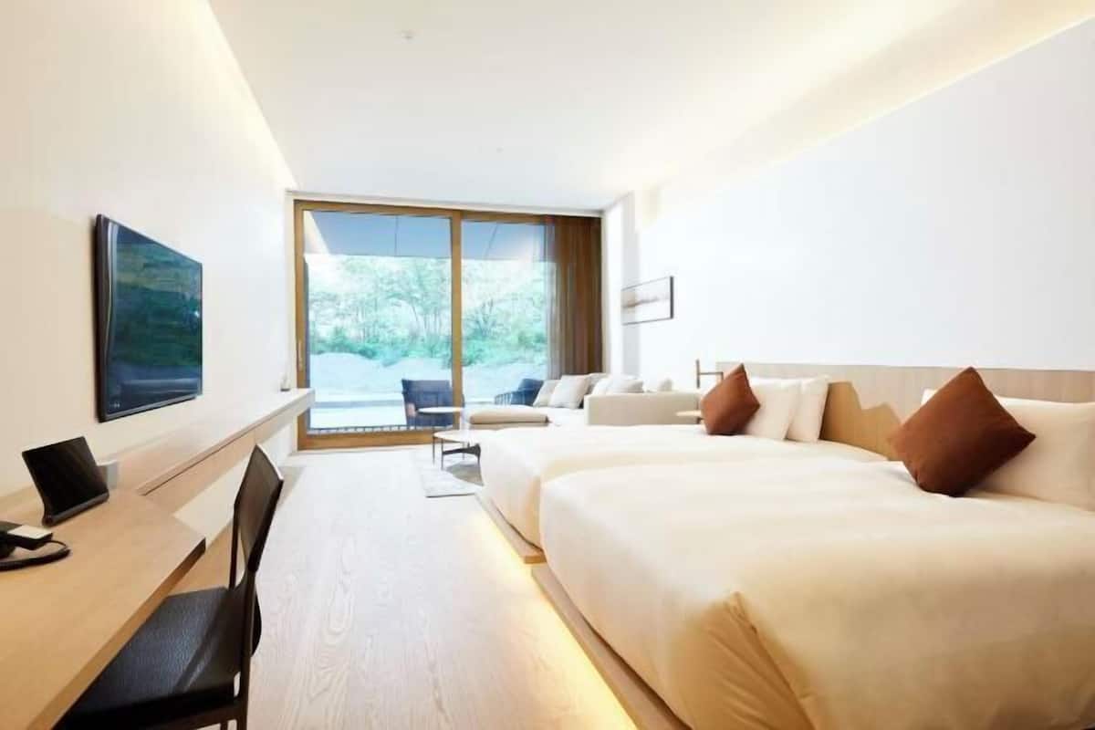 Egyptian cotton sheets, premium bedding, down duvets, free minibar items