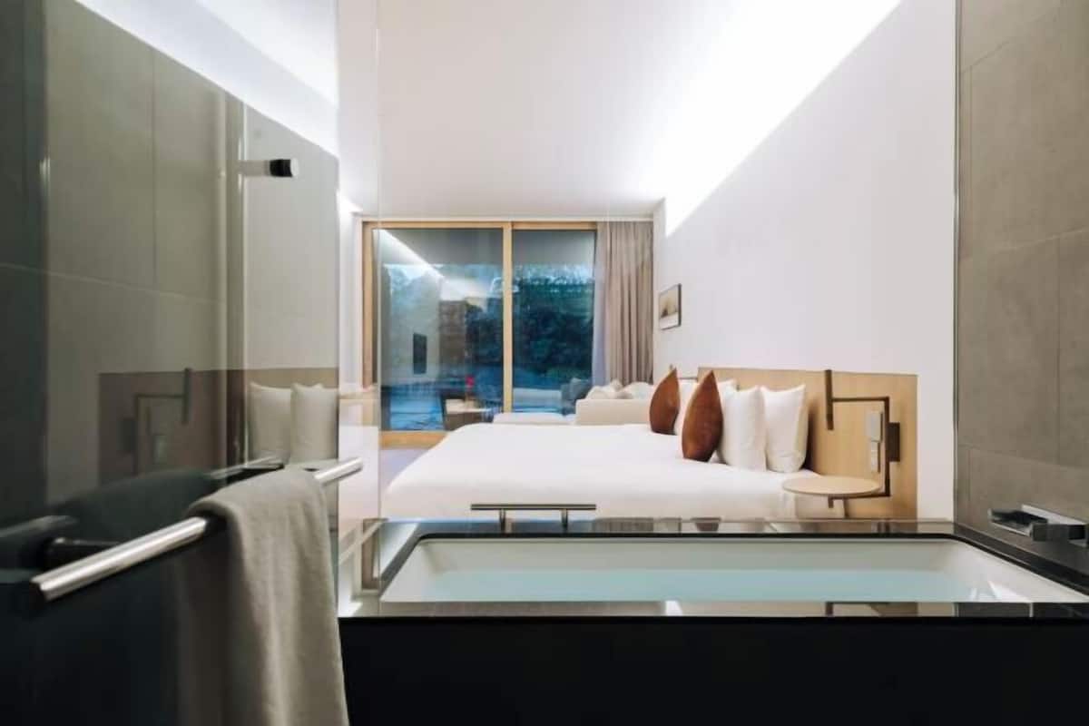 Egyptian cotton sheets, premium bedding, down duvets, free minibar items
