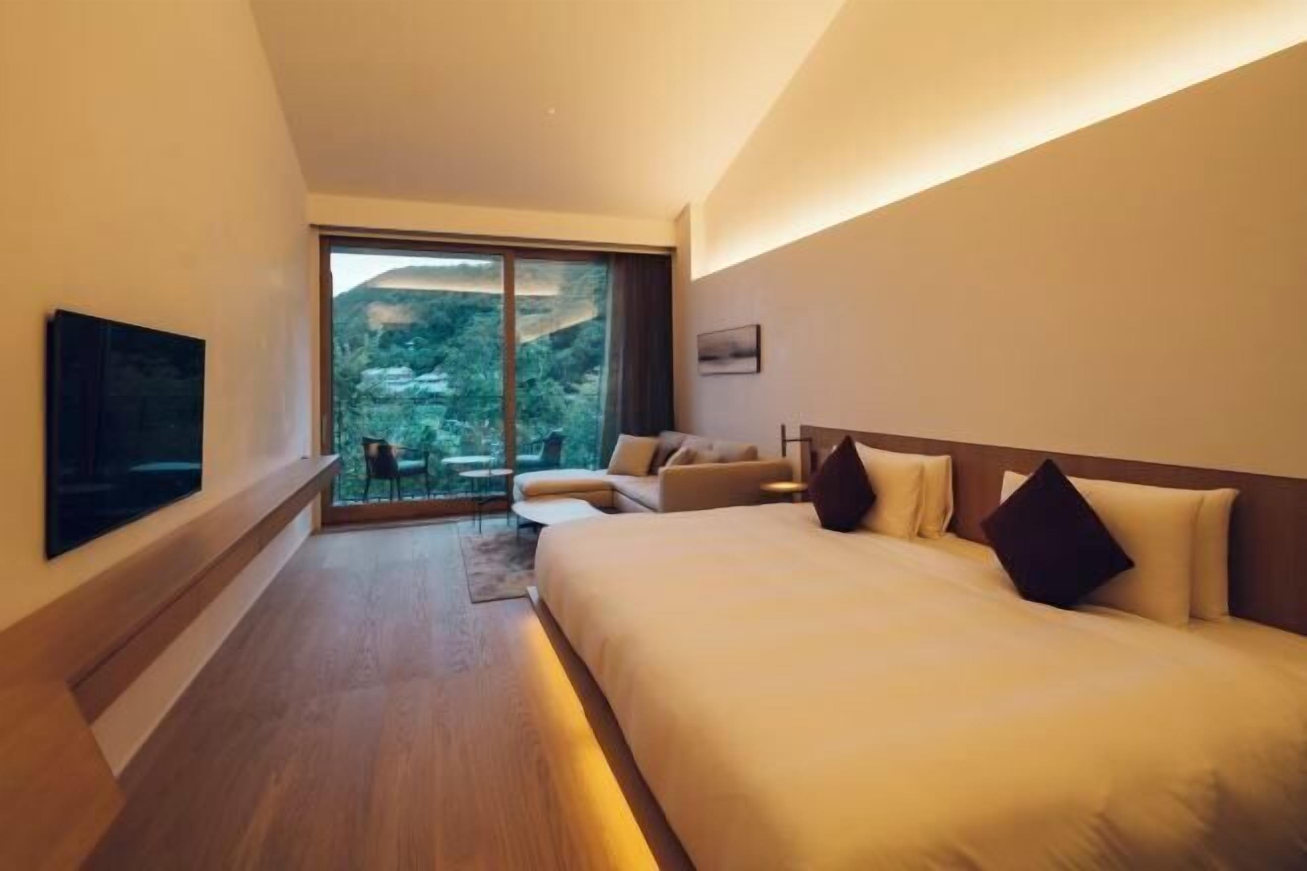 Egyptian cotton sheets, premium bedding, down duvets, free minibar items