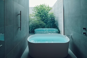 Separate tub and shower, rainfall showerhead, designer toiletries - MUNI KYOTO (Kyoto)