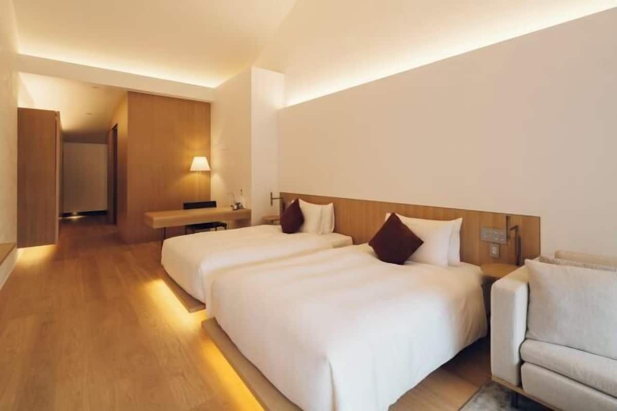 Egyptian cotton sheets, premium bedding, down duvets, free minibar items