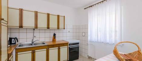 Kylskåp, mikrovågsugn, ugn och spishäll