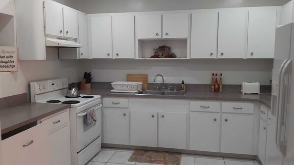 Fridge, microwave, stovetop, coffee/tea maker - Celestial Suites boasts is a clean, comfortable, safe and relaxing environment (Freeport)