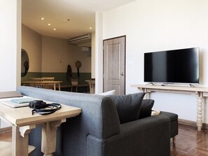 Suite ejecutiva | Área de sala de estar | Televisión de 40 pulgadas con canales por cable 